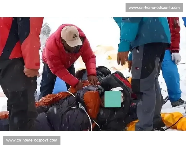 四姑娘山滑坠悲剧：16 岁少年未戴安全绳坠亡，航拍仅见雪地血迹