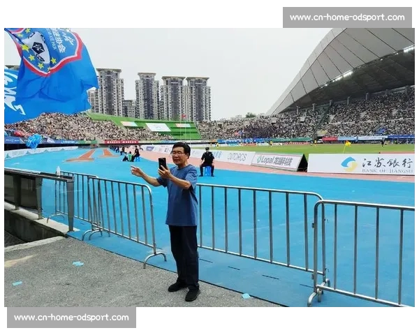 韩乔生激情解说苏超扬泰德比,两万球迷见证经典再现 韩乔生激情解说苏超扬泰德比,两万球迷见证经典再现