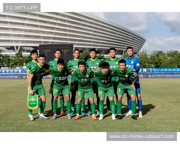 李磊 200 战获纪念球衣 与张稀哲 400 战传奇合影致敬队史